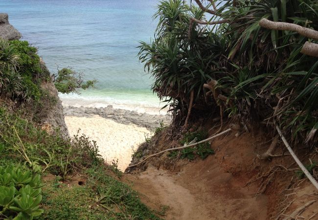 池間島の観光スポットの池間ロープ （カギンミヒダビーチ）