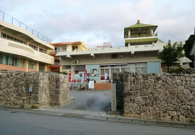 宮古島の観光スポットの祥雲寺の石垣
