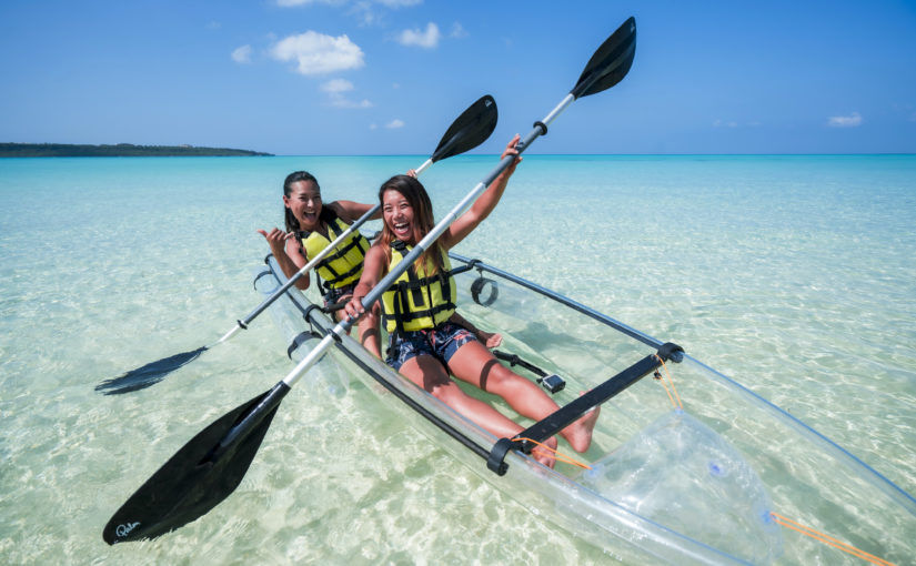 宮古島のクリアカヤックに乗る女性2人
