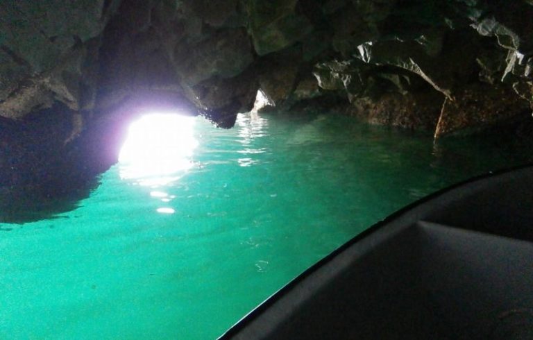 伊良部島の観光スポットの青の洞窟