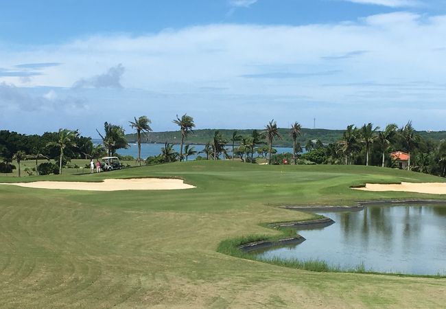 宮古島の観光スポットのエメラルドコーストゴルフリンクス