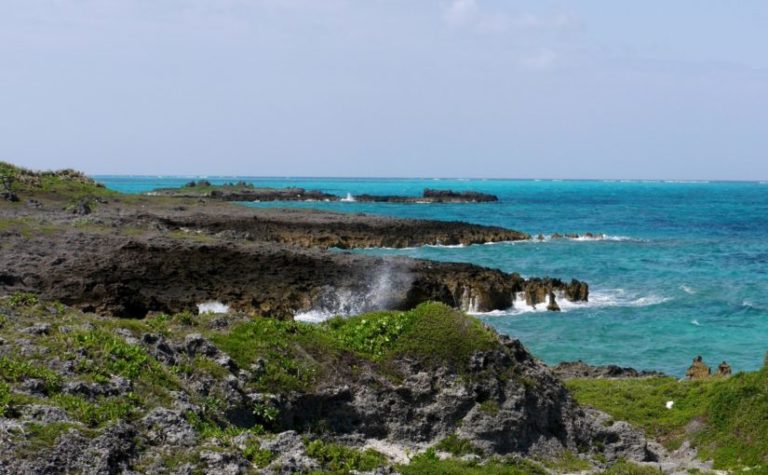 伊良部島の観光スポットのフナウサギバナタ展望施設