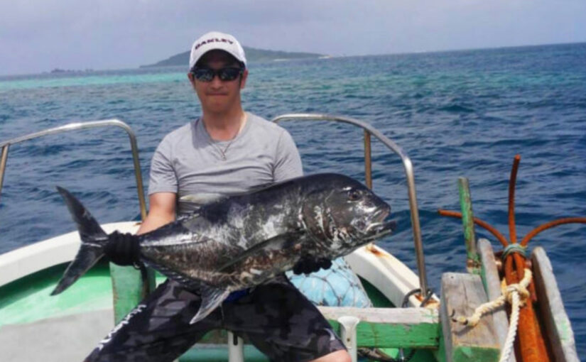 宮古島で釣りを楽しむ男性